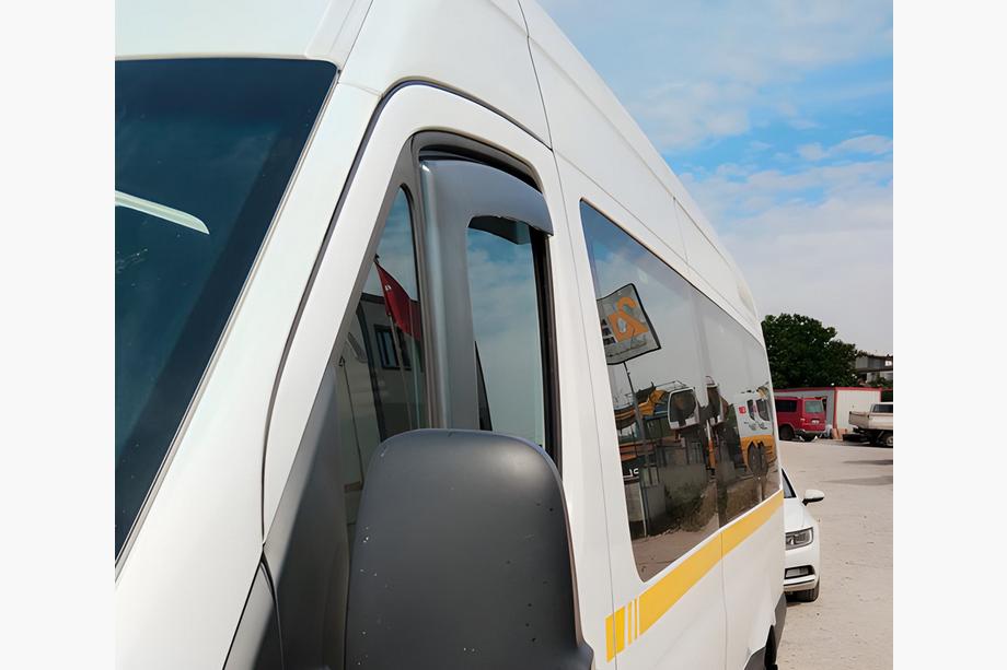 Mercedes Sprinter W907/W910 2018– Raamdeflectors, inbouw (semi-transparant, 2 st., Cagatay) Foto 2