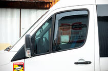Volkswagen Crafter 2006–2016 Raamdeflectors, inbouw (semi-transparant, 2 st., Cagatay) foto 2