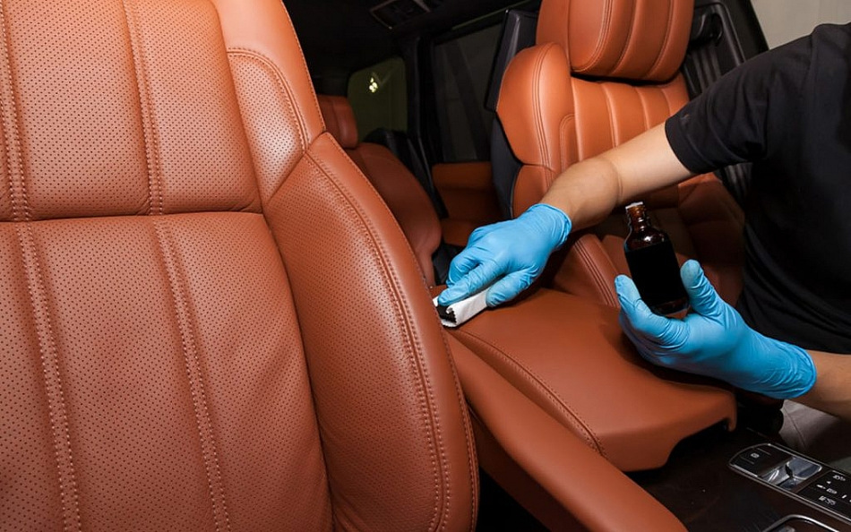 Wat te doen als het leer in het auto-interieur barst?