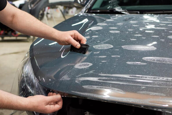 Vinyl of polyurethaan: wat is beter voor je auto?