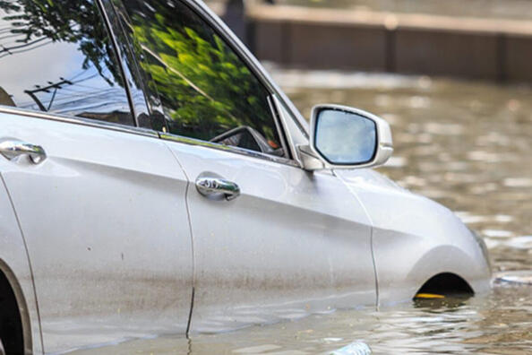 Wat te doen als je auto is overstroomd?