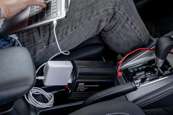 Zo krijg je 220 volt in de auto