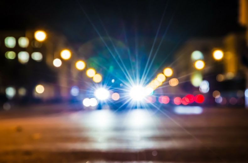 Waarom schijnt één koplamp feller dan de andere: oorzaken en wat te doen