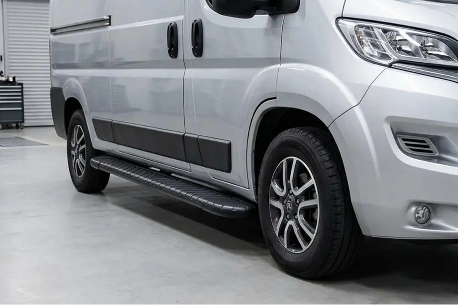 Opel Movano 2021– Bosphorus Black side steps (2 stuks, aluminium) Image