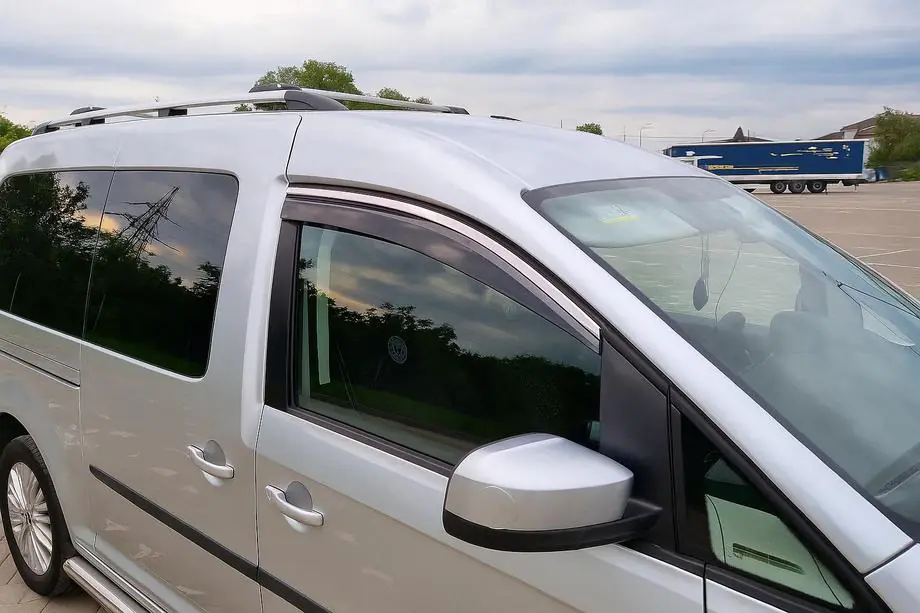 Volkswagen Caddy 2010–2015 Raamwindschermen met chromen sierlijst Niken Luxury (2 stuks) Image