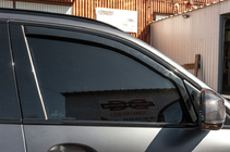 BMW X5 G05 2019–2026 In-channel raamdeflectoren Niken Luxury (4 stuks) foto 2