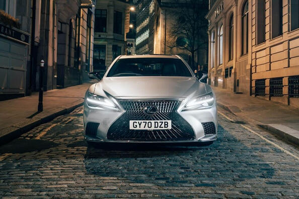 Review van de facelift van de vijfde generatie Lexus LS