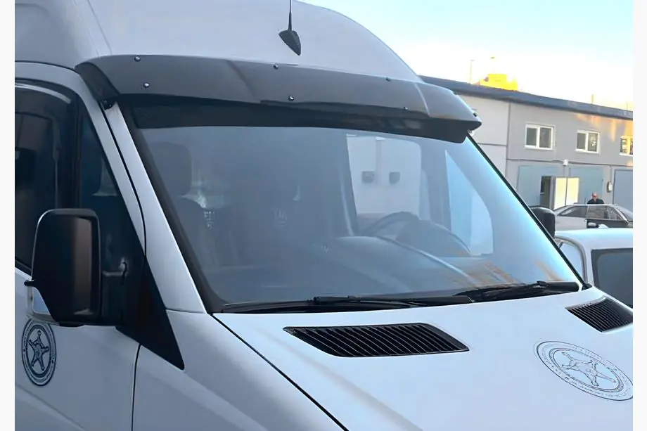 Mercedes Sprinter W906 2006–2018 Voorruit zonneklep V-3 (zwart hoogglans, 5 mm) Foto 1