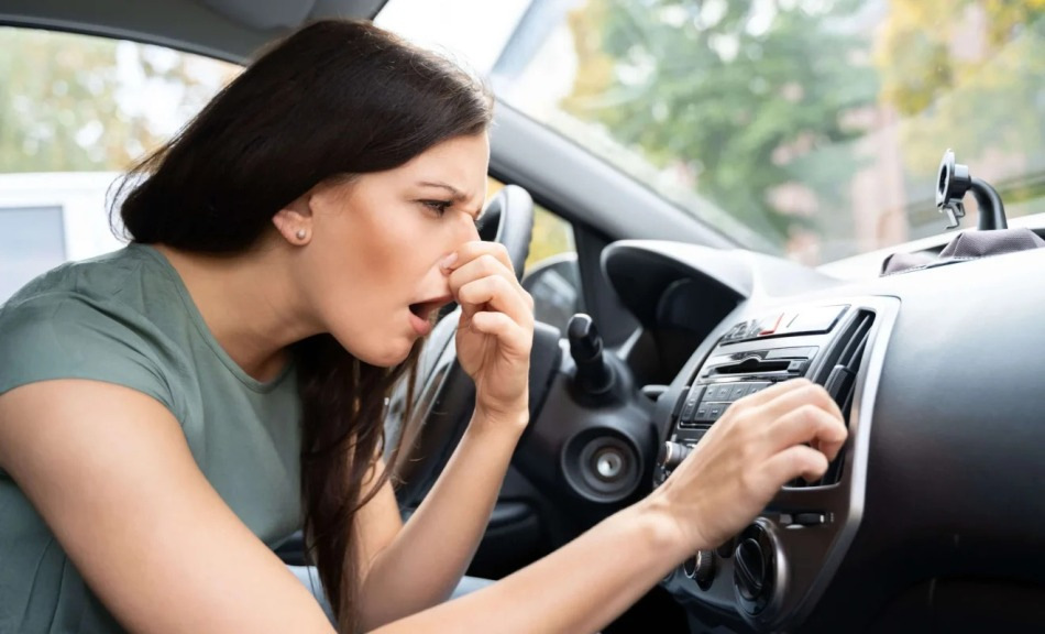 Zo verwijder je nare geur uit de luchtkanalen van je auto
