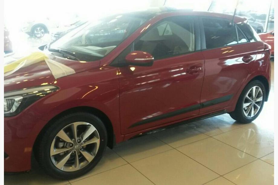 Hyundai I-20 2014–2020 DPT sideskirts (2014-2020, glanzend zwart) Foto 2