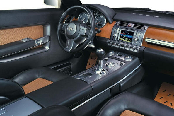 Waarom kraakt de auto in het interieur? Oorzaken en oplossingen