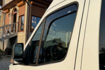 Mercedes Sprinter W907/W910 2018– Insteek raamwindschermen (2 st., HIC) foto 3