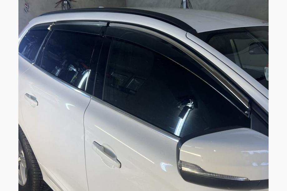 Volvo XC60 2009–2017 Raamwindschermen met chromen sierlijst Niken Luxury (6 stuks) Image