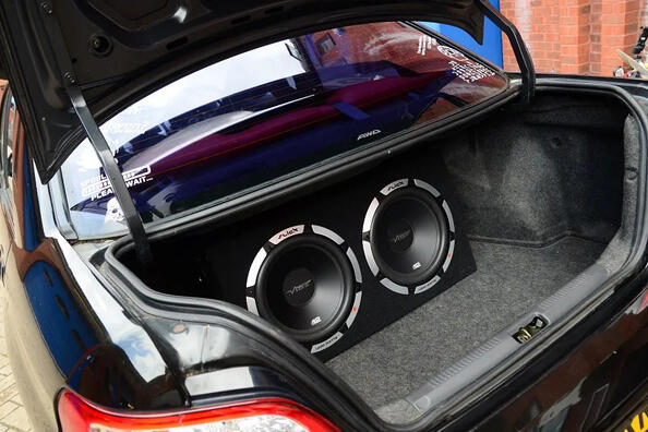 Subwoofer in de auto: wat is het en waarom heb je er een nodig?