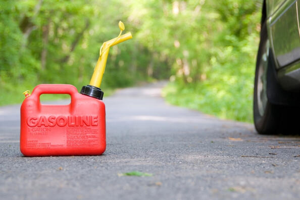 Kun je benzine bewaren in een plastic jerrycan?