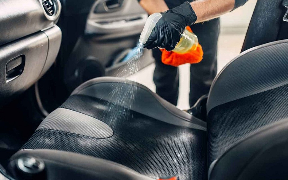 Waarmee maak je de stoffen bekleding van je auto schoon?