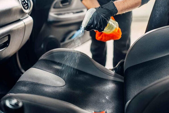 Waarmee maak je de stoffen bekleding van je auto schoon?