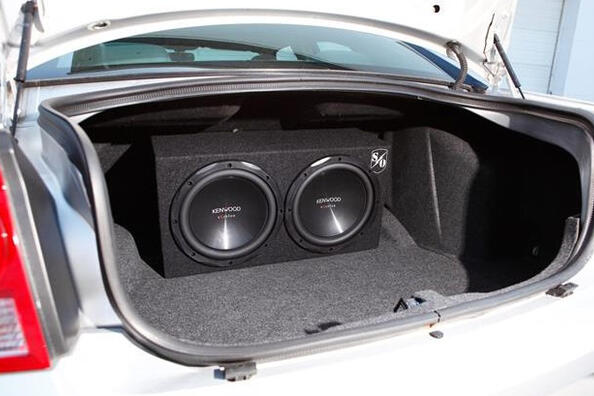 Zo kies je een goede autosubwoofer: tips voor muziekliefhebbers
