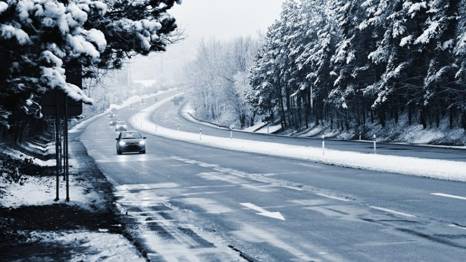 Zo rijd je veilig bij ijzel: tips voor automobilisten