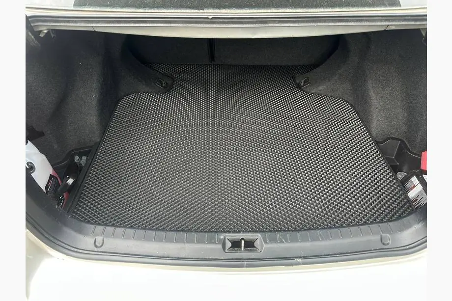Toyota Avensis 2003–2009 Kofferbakmat (SD, zwart) Image