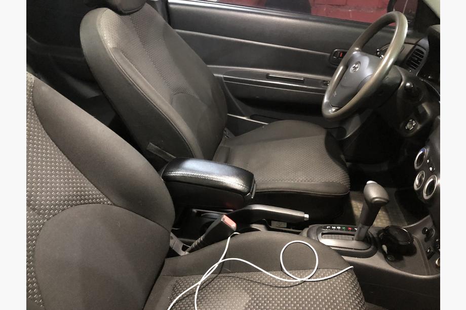 Hyundai Accent 2006–2010 Armsteun (in bekerhouder) Foto 1