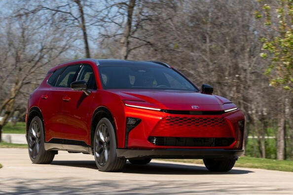 Review van de hybride crossover Toyota Crown Signia