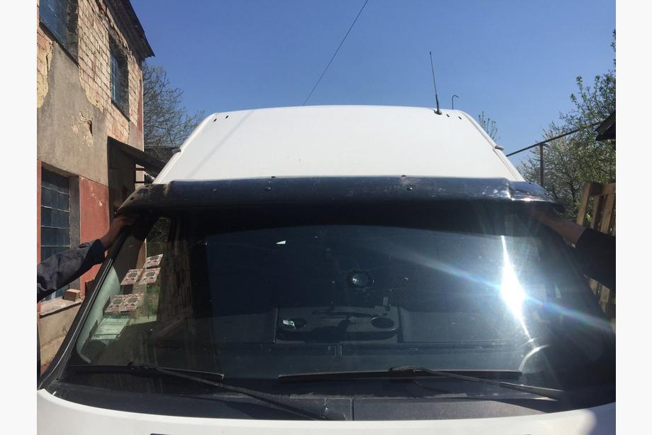 Ford Transit 2000–2014 Voorruitvizier (zwart hoogglans, 5 mm) Foto 5