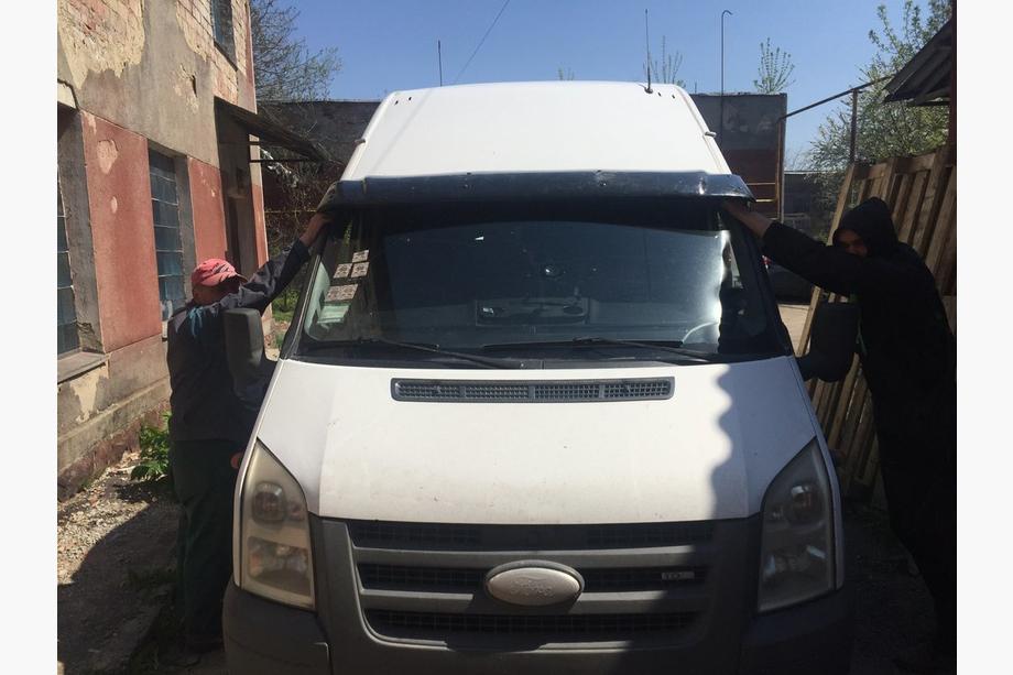 Ford Transit 2000–2014 Voorruitvizier (zwart hoogglans, 5 mm) Foto 6