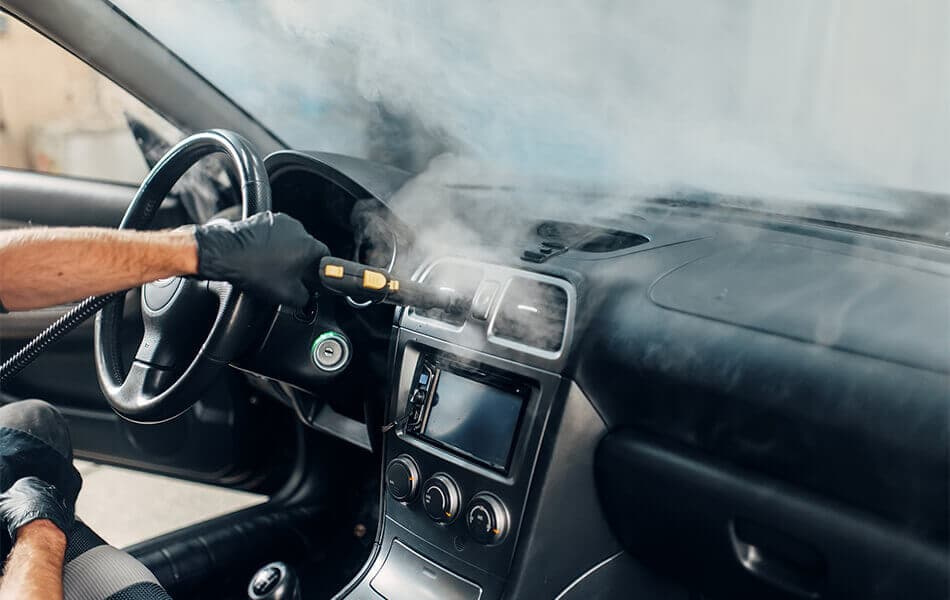Moet je het auto-interieur desinfecteren? Voor- en nadelen