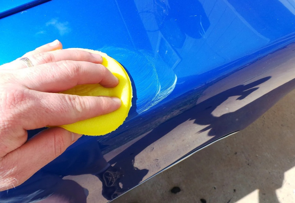 Kun je gewone wax aanbrengen op een natte auto?