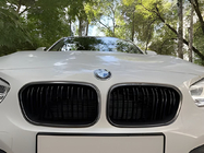 BMW 1 Serie F20/F21 2011–2019 M-Look nierengrilles (2015-2019, hoogglans zwart met chromen omlijsting) foto 1
