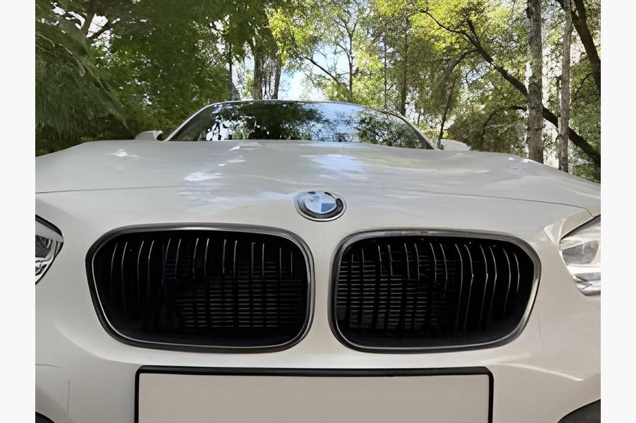BMW 1 Serie F20/F21 2011–2019 M-Look nierengrilles (2015-2019, hoogglans zwart met chromen omlijsting) Image