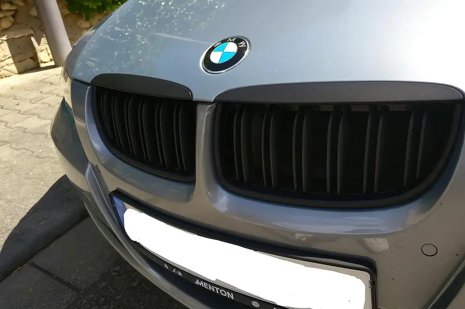 BMW 3-serie E90/E91 2005–2011 Niergrille M-Look (voor E-90/91 2005-2008, mat zwart) Foto 1
