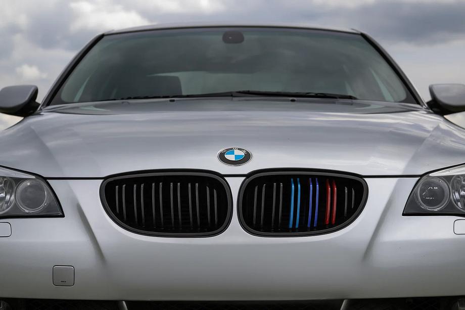 BMW 5 Serie E60/E61 2003–2010 M-Look nierengrilles (M-Color) Image