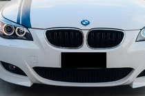 BMW 5 Serie E60/E61 2003–2010 M-Look nierroosters (hoogglans zwart met chroomrand) foto 1