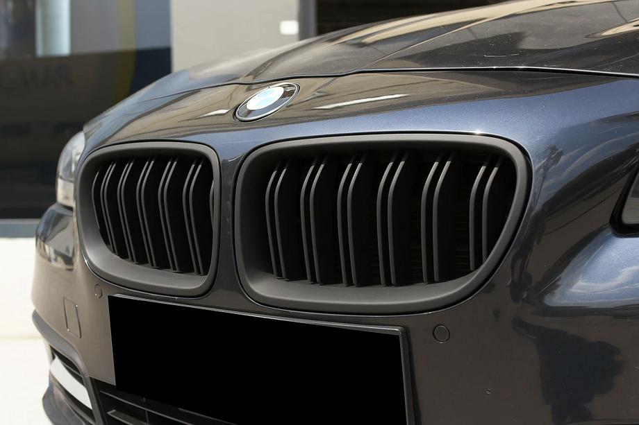 BMW 5 Serie F10/F11 2010–2016 M-Look nierroosters (mat zwart) Image