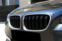 BMW 5 Serie F10/F11 2010–2016 M-Look nierroosters (hoogglans zwart met chroomrand) foto 1