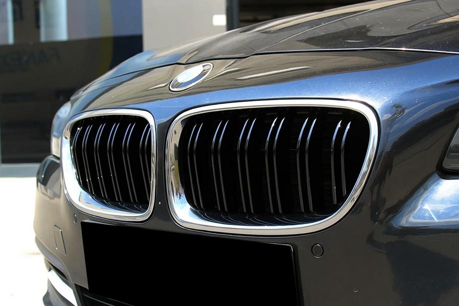BMW 5 Serie F10/F11 2010–2016 M-Look nierroosters (hoogglans zwart met chroomrand) Image