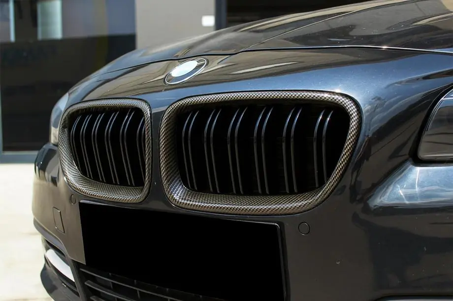 BMW 5 Serie F10/F11 2010–2016 M-Look nierengrilles (glans zwart met carbon hydroprint) Image
