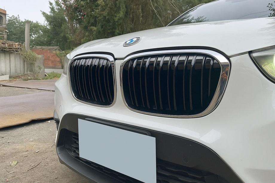 BMW X1 F48 2015–2022 M-Look nierengrilles (2015-2019, hoogglans zwart met chromen omlijsting) Image