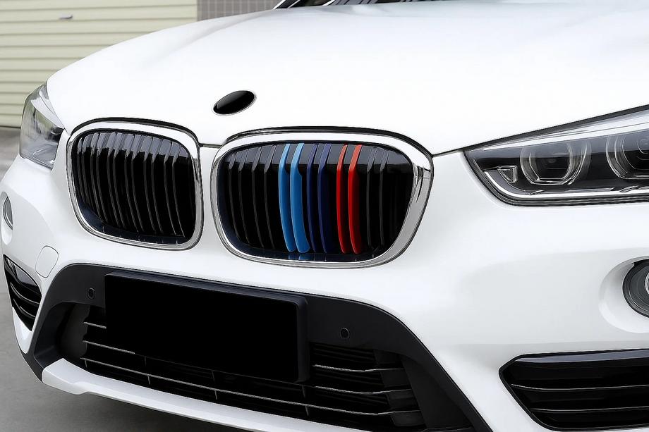BMW X1 F48 2015–2022 M-Look nierengrilles (2015-2019, M-Color met chromen omlijsting) Foto 1