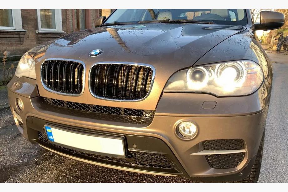 BMW X5 E70 2007–2013 M-Look nierroosters (hoogglans zwart met chroomrand) Image