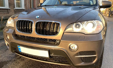 BMW X6 E71 2008–2014 M-Look nierroosters (hoogglans zwart met chroomrand) foto 4