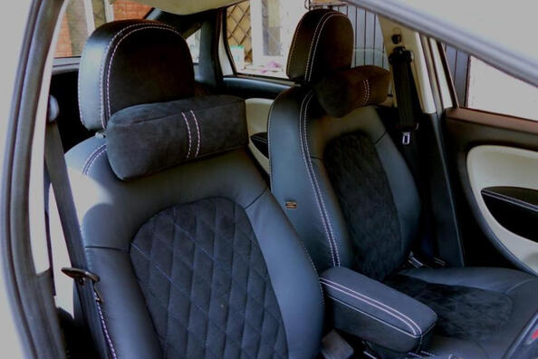 Alcantara of echt leer: wat is beter voor het auto-interieur?