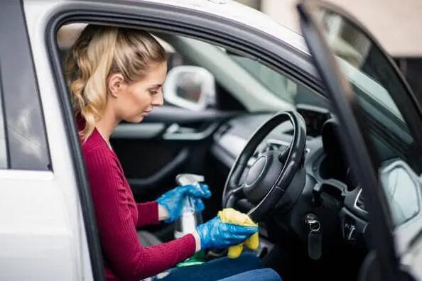 Zo verwijder je snel een muffe geur uit het auto-interieur: stap voor stap