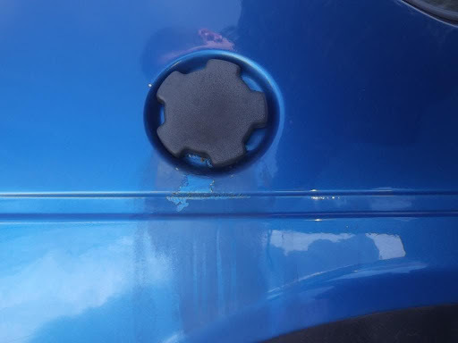 Benzine op de autolak: gevolgen en eerste hulp