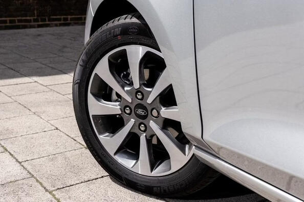 Gebruikte lichtmetalen velgen: besparen of risico voor je auto?