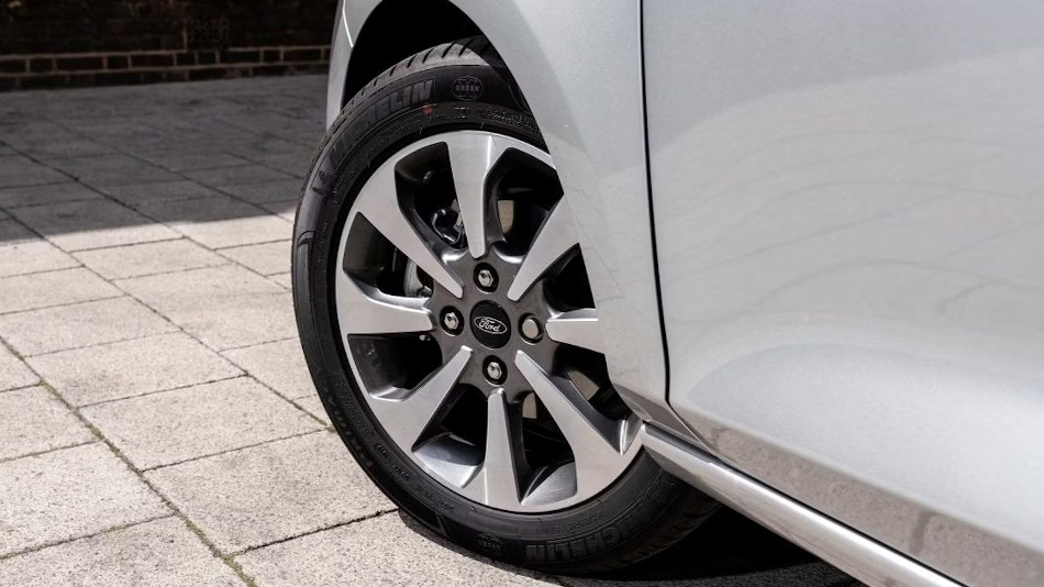 Gebruikte lichtmetalen velgen: besparen of risico voor je auto?