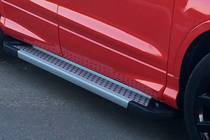 Ford Kuga/Escape 2013–2019 Side steps Allmond Grey (set van 2, aluminium) Met zwarte deurlijsten foto 1