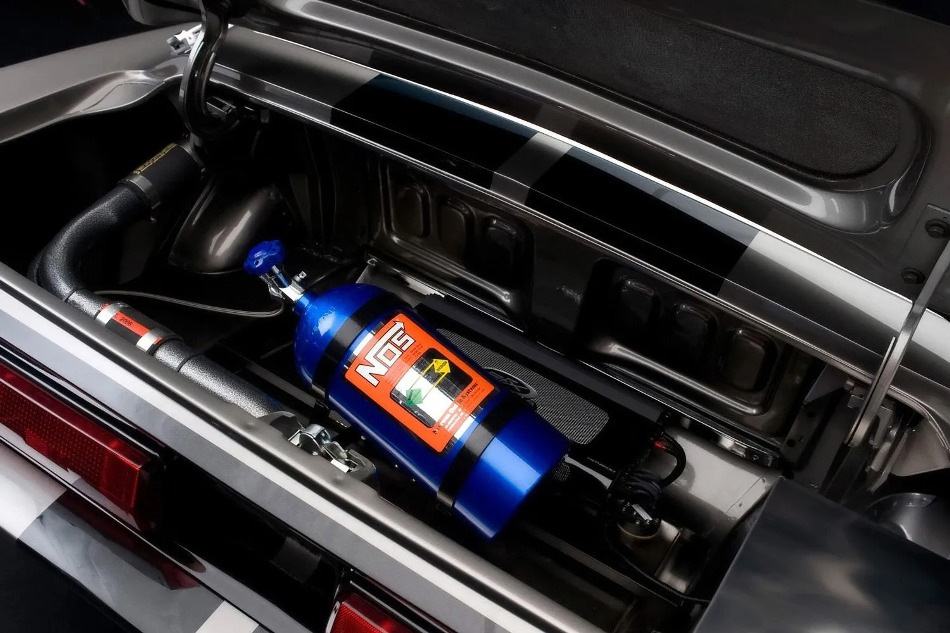 Wat is lachgas in de auto? Voor- en nadelen